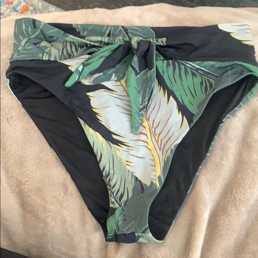 Green leaf beach riot bikini bottoms. Size M